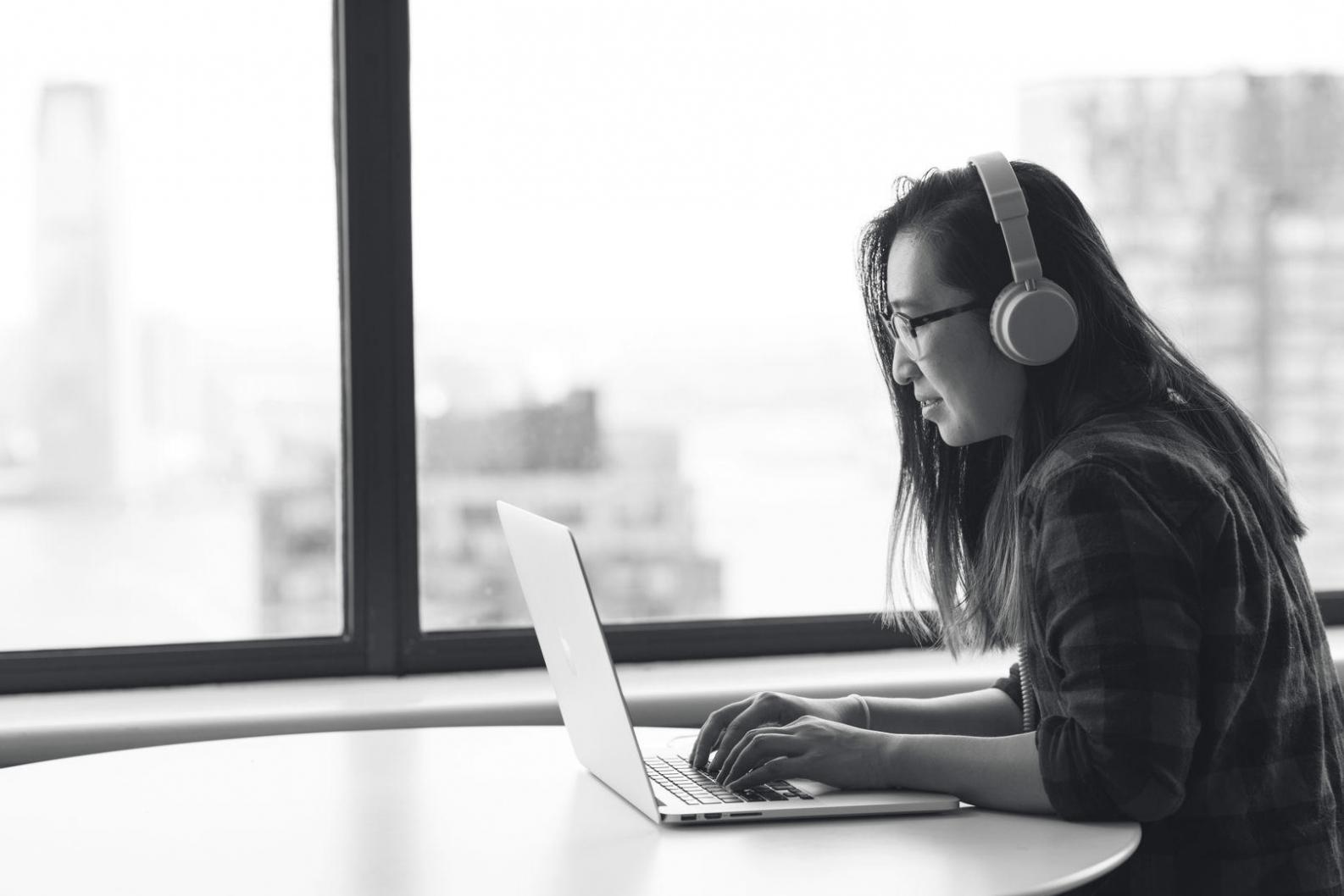 Professionnel analysant des données financières sur son bureau